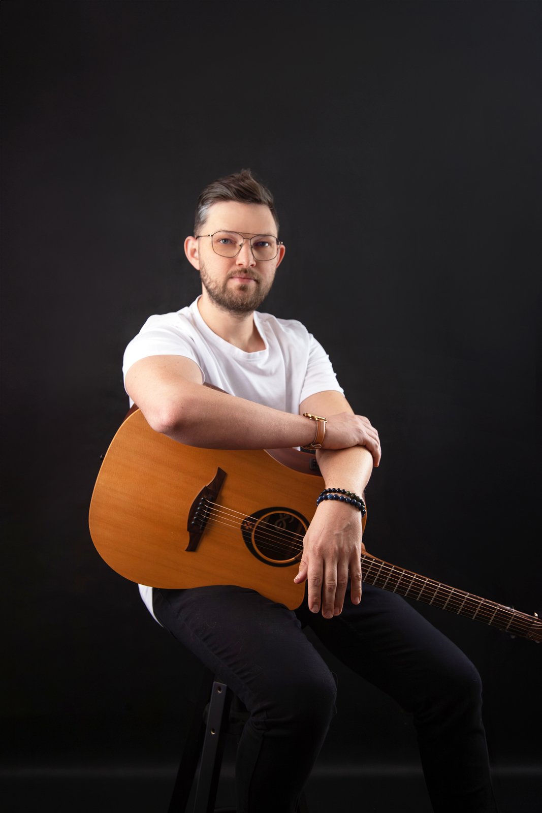 Tóth Árpád akusztikus gitárral